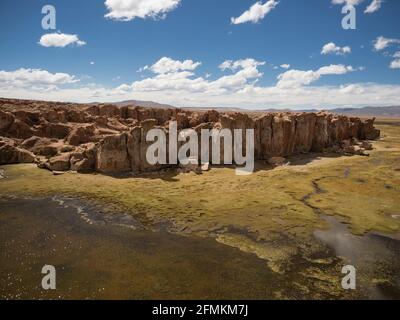 Panoramablick auf erodierte Steinformationen bei Laguna Negra Canyon Valley in Uyuni Sur Lipez Potosi Bolivia South Amerika Stockfoto