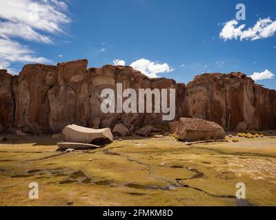 Panoramablick auf erodierte Steinformationen bei Laguna Negra Canyon Valley in Uyuni Sur Lipez Potosi Bolivia South Amerika Stockfoto