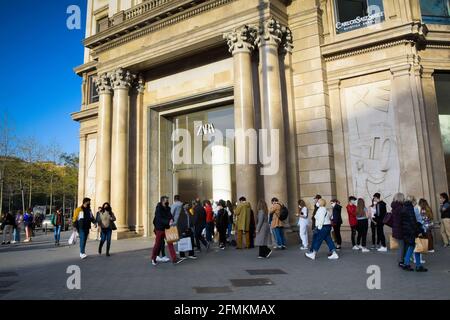 Menschen, die während einer Coronavirus-Pandemie am Eingang des Zara-Ladens Schlange stehen. Passeig de Gràcia, Barcelona, Katalonien, Spanien. Stockfoto