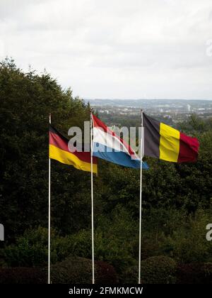 Deutsche holländische und belgische Flaggen winken im Wind an Dreifacher Grenzpunkt Drielandenpunt Les Trois Bornes Dreiländereck auf dem Valserberg Deutschland Niederlande Stockfoto