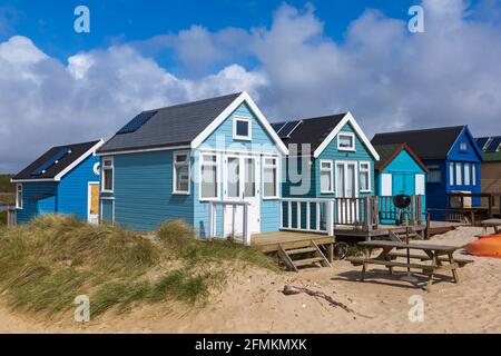 Strandhütten in Hengistbury Head, Mudeford Spit, Christchurch, Dorset UK im Mai Stockfoto