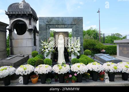 PARIS, FRANKREICH - 09. MAI 2021: Montmartre Friedhof in Paris, Dalida berühmtes französisches Sänger- und Schauspielgrab, Denkmal mit schöner weißer Blumenbouque