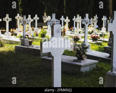 Nahaufnahme des weißen Grabsteines mit Blumen geschmückt Auf dem Friedhof von San Michele Venedig Venezia Veneto Italien Europa Stockfoto