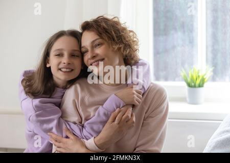 Glücklich Bindung verschiedenen Generationen Familie suchen in der Ferne. Stockfoto