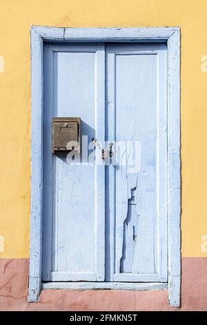 Kette und Vorhängeschloss an einer blauen Tür mit Briefkasten in Guia de Isora, Teneriffa, Kanarische Inseln, Spanien Stockfoto