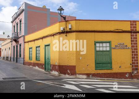 Farbenfrohe Häuser im alten Kolonialstil an der Ecke der Calle Arriba und Calle del Pintor Martin Gonzalez in Guia de Isora, Teneriffa, Kanarische Inseln, Spa Stockfoto