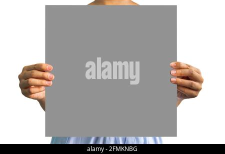 Ein großes Blatt graues Papier in weiblichen Händen isoliert auf weißem Hintergrund mit Schneideweg. Platz für Ihren Text, selektiver Fokus. Stockfoto