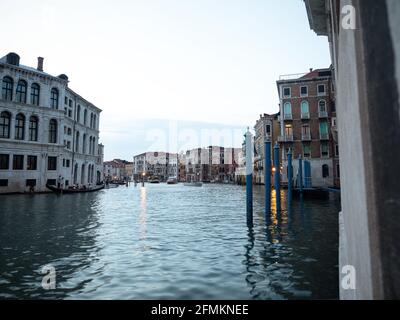 Panoramablick auf charmante, malerische und farbenfrohe Hausfassaden entlang des Canale Grande in Venedig Venezia Veneto, Italien Europa Stockfoto