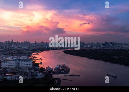 Bangkok, Thailand - 10. Mai 2021 : schöne Kurve des chao phraya Flusses in der Abendzeit. Gute Zeit, um den Sonnenuntergang letzte Licht der da warten Stockfoto