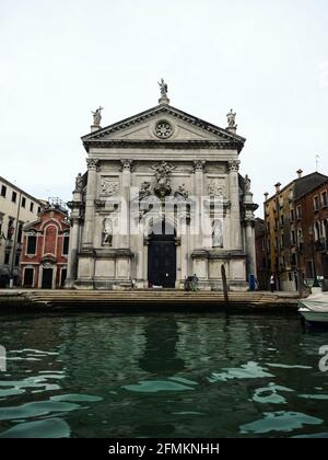 Panoramablick auf charmante, malerische und farbenfrohe Hausfassaden entlang des Canale Grande in Venedig Venezia Veneto, Italien Europa Stockfoto