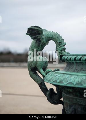 Nahaufnahme Detailansicht der Drachenfigur Statue Bronze Vase Brunnen Dekoration in den Schlossgärten von Parterre du Midi Versailles Frankreich Europa Stockfoto