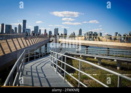 New York, NY, USA - 10. Mai 2021: Menschen genießen den Blick auf Jersey City vom Pier 26 in Lower Manhattan Stockfoto