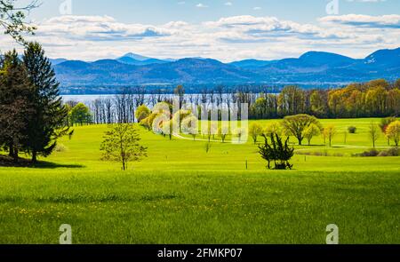 Frühlingsansicht des Lake Champlain in Vermont und der Adirondack Mountains in New York Stockfoto