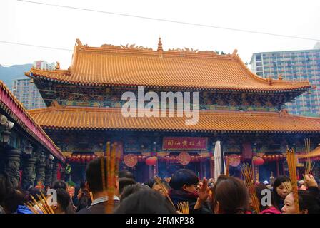 Anbeter an Sik Sik Yuen Wong Tai Sin Tempel ein taoistischer Tempel in New Kowloon, Hongkong, China Stockfoto