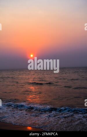 Sonnenaufgang in der Nähe des Strandes mit Booten und Wellen mit Glanz Licht auf die sie Stockfoto