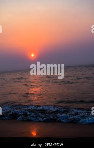 Sonnenaufgang in der Nähe des Strandes mit Booten und Wellen mit Glanz Licht auf die sie Stockfoto