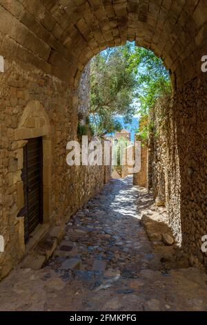 Traditionelle Architektur mit schmalen Steinstraßen in der mittelalterlichen Burg von Monemvasia, Lakonia, Peloponnes, Griechenland. Stockfoto