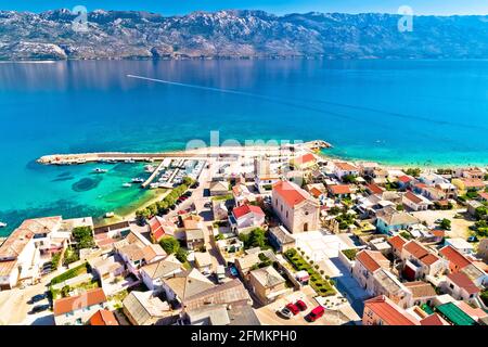 Haffkrug. Historische Altstadt von Haffkrug und Velebit Kanal Luftaufnahme, Dalmatien Region von Kroatien Stockfoto