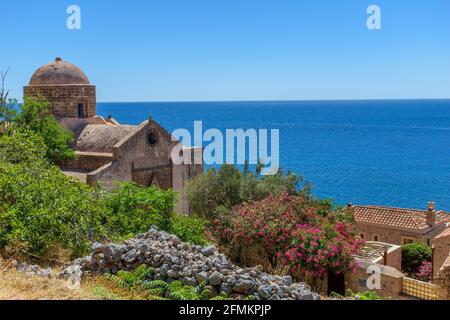 Blick auf die Nikolaikirche und die ägäis als Hintergrund in der mittelalterlichen Burg von Monemvasia, Lakonien, Peloponnes, Griechenland Stockfoto