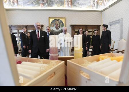 Rom, Italien. Mai 2021. Mai 10.2021: Papst Franziskus trifft den Präsidenten der Republik Lettland, S.E. Egils Levits, im Vatikan Credit: Independent Photo Agency/Alamy Live News Stockfoto