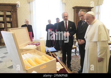 Rom, Italien. Mai 2021. Mai 10.2021: Papst Franziskus trifft den Präsidenten der Republik Lettland, S.E. Egils Levits, im Vatikan Credit: Independent Photo Agency/Alamy Live News Stockfoto