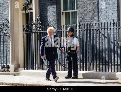 London, Großbritannien. Mai 2021. Premierminister Boris Johnson verlässt die Nummer 10, um die Pressekonferenz zu veranstalten, auf der er wichtige Änderungen der Coronavirus-Regeln bekannt geben wird. Boris Johnson Pressekonferenz Quelle: Mark Thomas/Alamy Live News Stockfoto
