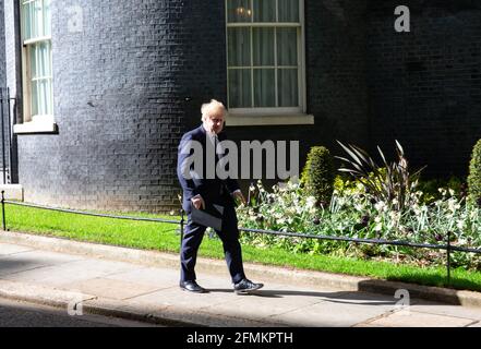 London, Großbritannien. Mai 2021. Premierminister Boris Johnson verlässt die Nummer 10, um die Pressekonferenz zu veranstalten, auf der er wichtige Änderungen der Coronavirus-Regeln bekannt geben wird. Boris Johnson Pressekonferenz Quelle: Mark Thomas/Alamy Live News Stockfoto