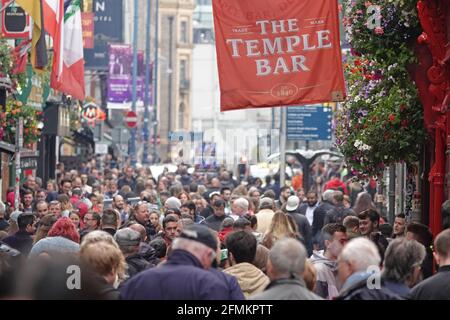 Dublin, Irland - 7. Juni 2019: Eine große Menschenmenge wird entlang der Hauptstraße des berühmten Viertels Temple Bar gezeigt. Nur für redaktionelle Zwecke. Stockfoto