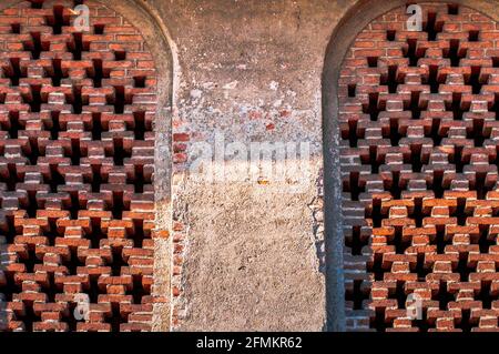fensterbogen in der alten Ziegelmauer Stockfoto