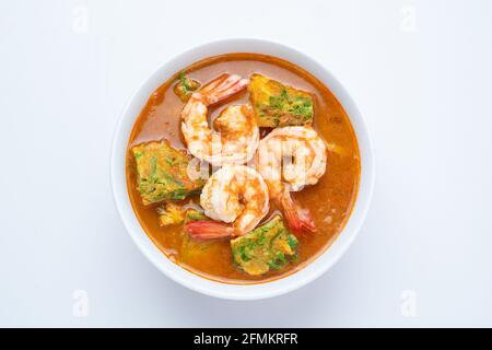 Saure Suppe aus Tamarindenpaste mit Garnelen und Gemüse Omelette – Asiatische oder thailändische Küche Auf weißem Hintergrund Stockfoto