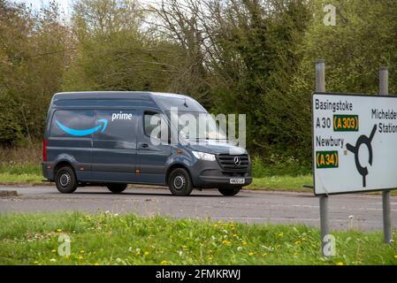 Sutton Scotney, Hampshire, England, Großbritannien. 2021. Amazon Prime Lieferfahrzeug fährt in Hampshire, England entlang der A30 Straße bei Sutton Scotney. Stockfoto