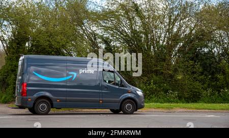 Sutton Scotney, Hampshire, England, Großbritannien. 2021. Amazon Prime Lieferfahrzeug fährt in Hampshire, England entlang der A30 Straße bei Sutton Scotney. Stockfoto