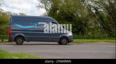 Sutton Scotney, Hampshire, England, Großbritannien. 2021. Amazon Prime Lieferfahrzeug fährt in Hampshire, England entlang der A30 Straße bei Sutton Scotney. Stockfoto