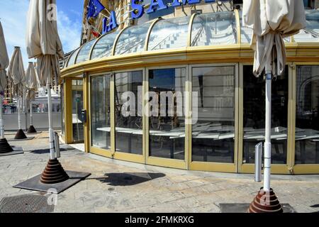 Marseille, Frankreich. Mai 2021. Die Trinkplätze (La Samaritaine) sind im Vieux-Port von Marseille geschlossen. Die französische Regierung bestätigt, dass Cafés, Bars und Restaurants am 19. Mai 2021 nach einer Lockerung der COVID19-Beschränkungen wieder eröffnet werden. (Foto von Gerard Bottino/SOPA Images/Sipa USA) Quelle: SIPA USA/Alamy Live News Stockfoto