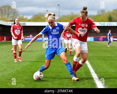 Crawley, Großbritannien. Mai 2021. Emma Koivisto von Brighton und Hove Albion hält den Ball während des FA Women's Super League-Spiels zwischen Brighton & Hove Albion Women und Bristol City Women am 9. Mai 2021 im People's Pension Stadium in Crawley, Großbritannien. (Foto von Jeff Mood/phcimages.com) Quelle: PHC Images/Alamy Live News Stockfoto