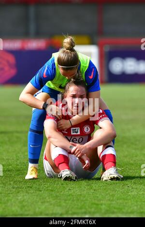 Crawley, Großbritannien. Mai 2021. Die Traurigkeit des Abstieges nach dem Spiel der FA Women's Super League zwischen Brighton & Hove Albion Women und Bristol City Women im People's Pension Stadium am 9. Mai 2021 in Crawley, Großbritannien. (Foto von Jeff Mood/phcimages.com) Quelle: PHC Images/Alamy Live News Stockfoto