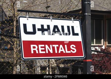 Courtenay, Kanada - April 22,2021: Nahaufnahme der Schilder U-Haul Rentals auf dem 19A Highway auf Vancouver Island Stockfoto