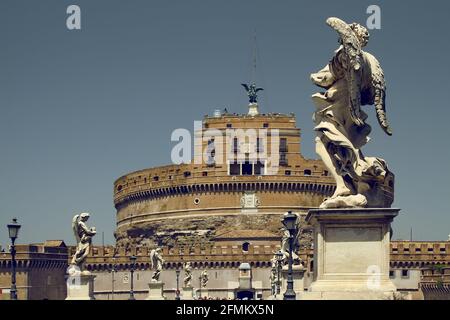 Blick auf die Engelsburg (Engelsburg) mit Marmorstatuen von Engeln, die von der Engelbrücke aus aufgenommen wurden. Rom. Italien. Stockfoto