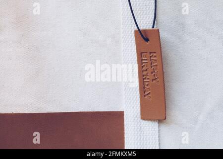 Nahaufnahme Lederanhänger auf Tasche mit Text Happy Birthday Stockfoto