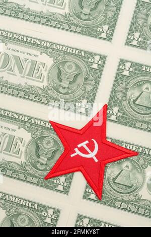 US Socialist / Communist Hammer und Sichellogo mit US-Dollar-Banknoten. Für BLM, Black Lives Matter, US-politisches Fundraising und PACS. Stockfoto