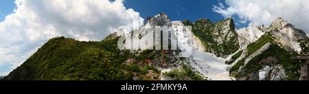 Schöne Aussicht auf Marmorbruch mit Vara-Brücke. Carrara. Apuanischen Alpen. Toskana. Italien. Stockfoto