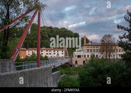 Fußgängerbrücke über den Fluss Torre in der Stadt Tarcento, in der Provinz Udine, Italien Stockfoto