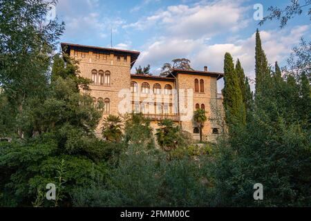 Eine traditionelle Villa, die in goldenem Abendlicht getaucht ist, in der Stadt Tarcento in der Provinz Udine, Italien Stockfoto