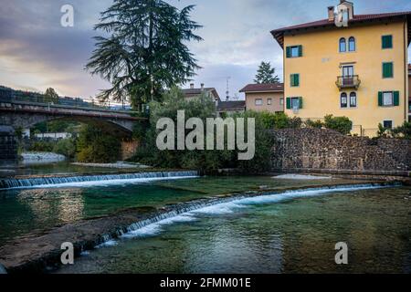 Der Fluss Torre in der Stadt Tarcento, in der Provinz Udine, Italien Stockfoto