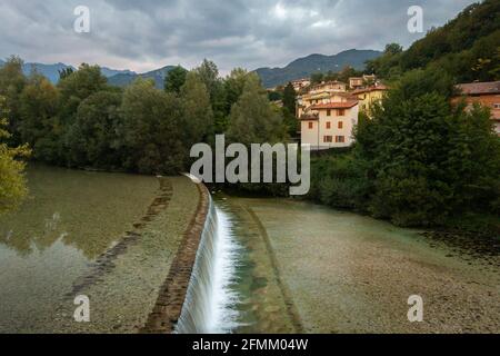 Der Fluss Torre in der Stadt Tarcento, in der Provinz Udine, Italien Stockfoto