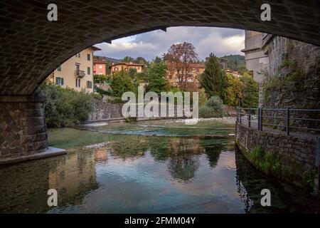 Der Fluss Torre in der Stadt Tarcento, in der Provinz Udine, Italien Stockfoto