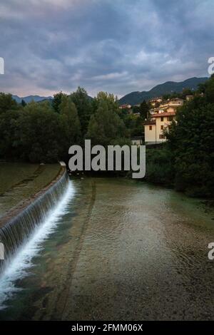 Der Fluss Torre in der Stadt Tarcento, in der Provinz Udine, Italien Stockfoto