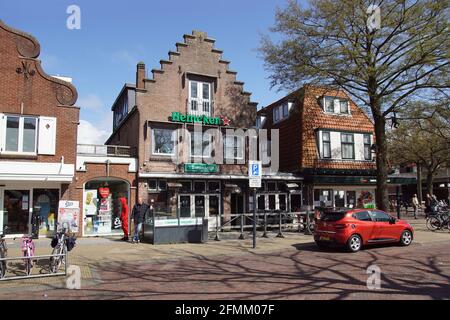 Café T Zeepaardje im Nord-Holland Dorf Bergen. Haus Mit Abgestufenem Gable Und Heineken Logo. Frühling, Mai, Niederlande Stockfoto