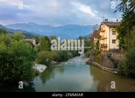 Der Fluss Torre in der Stadt Tarcento, in der Provinz Udine, Italien Stockfoto