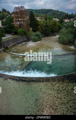 Der Fluss Torre in der Stadt Tarcento, in der Provinz Udine, Italien Stockfoto